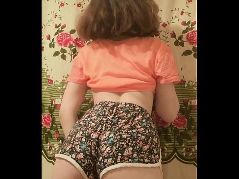❤️ Tânără sexy care se dezbracă de pantaloni scurți în fața camerei de filmat ❤️ at us ❌❤
