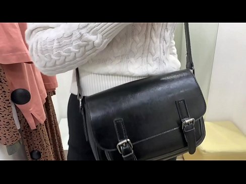 ❤️ Masturbarea în public a tinerei târfe FeralBerry cu un dildo în cabina de probă ❤️ at us ❌❤