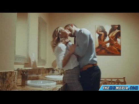 ❤️ Când o blondă cu sânii mari te seduce într-o toaletă publică ❤️ at us ❌❤